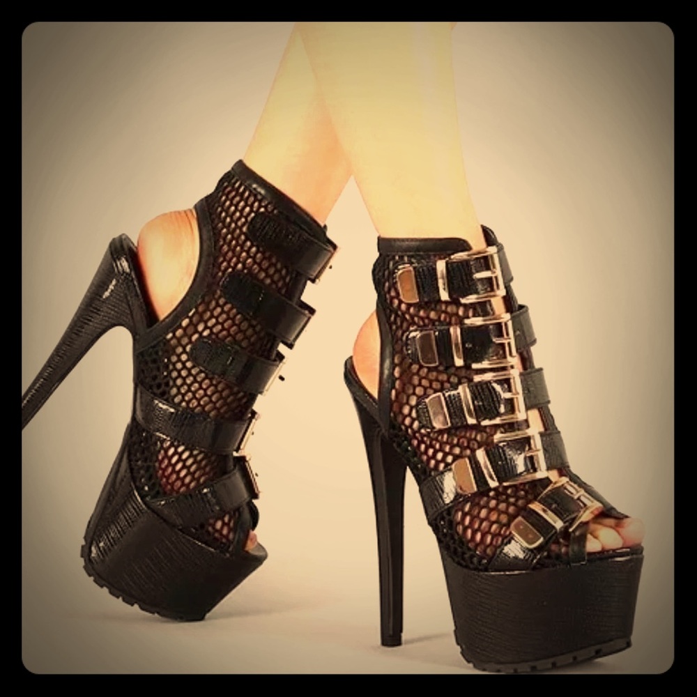 Privileged Vlush Netted Black Snake Textured Heels